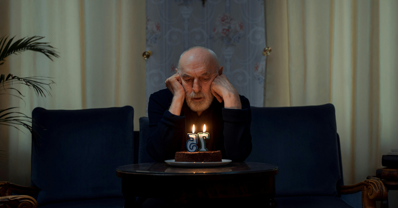 Persona mayor celebra solo su cumpleaños.
