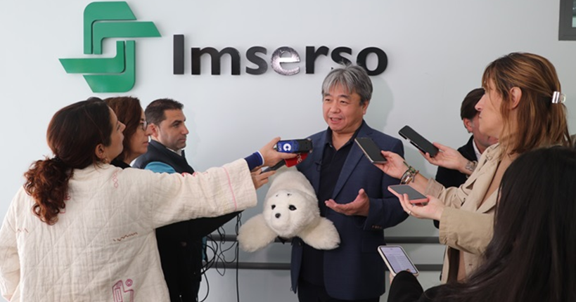 Takanori Shibata, inventor de la foca PARO, atiende a los medios de comunicación en las instalaciones del CREA.