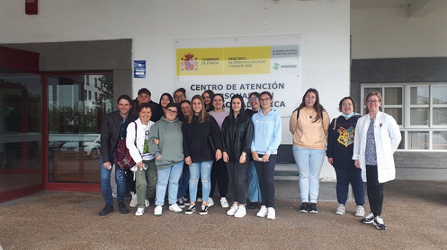 Alumnado y profesorado del IES de Leixa junto a personal del cetro