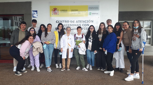 Personal del centro junto al alumnado y profesorado del IES de Leixa