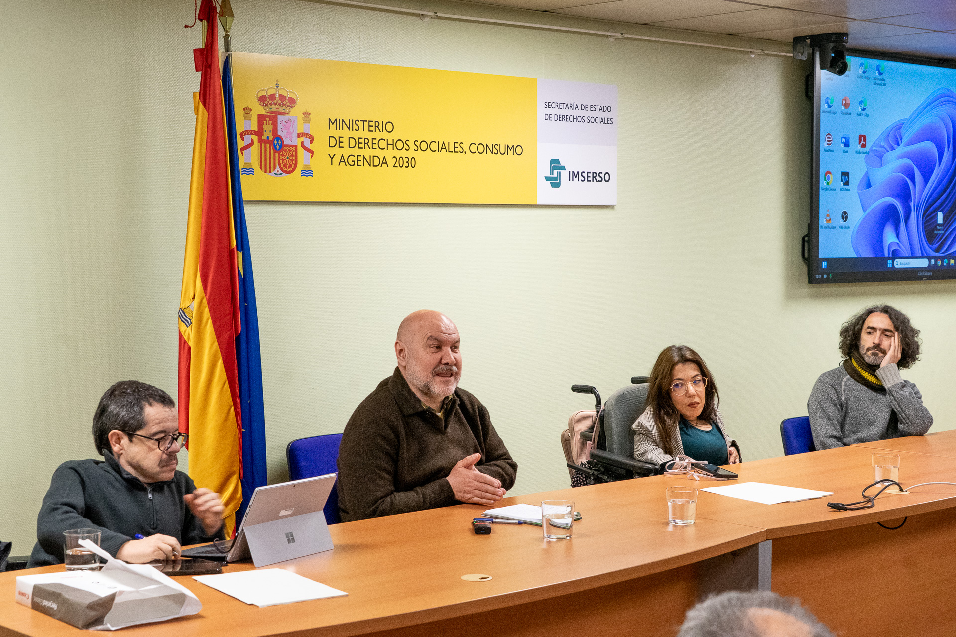 Jesús Martín Blanco, director general de Derechos de las Personas con Discapacidad, Luis Cayo Pérez, presidente del Cermi, Myriam Arnaiz, persona usuaria de asistencia personal y Rafael Moreno, asistente personal.