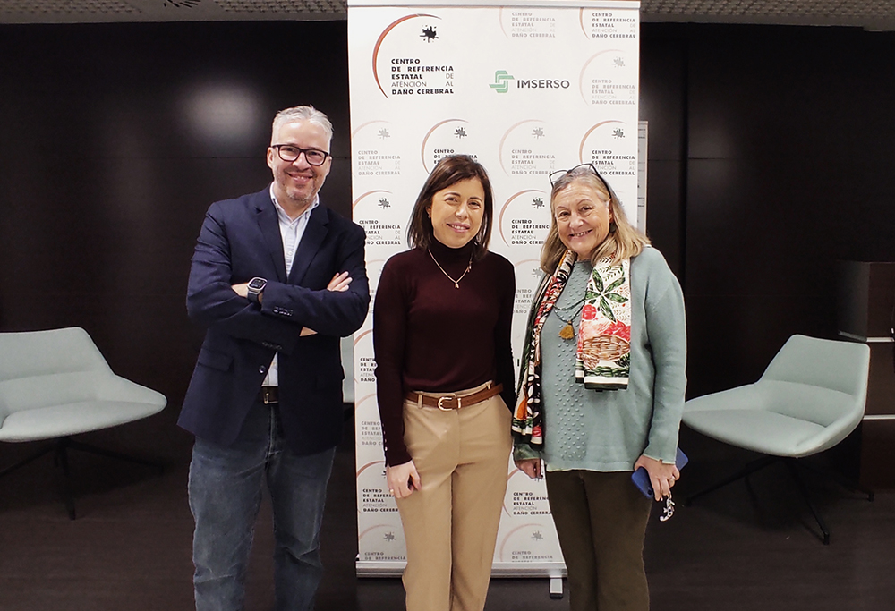 De izquierda a derecha: Ricardo Serrano Montalbán (secretario de AMAS), Ana Belén González Olmedo (presidenta de AMAS) e Inmaculada Gómez Pastor (directora gerente del Ceadac)
