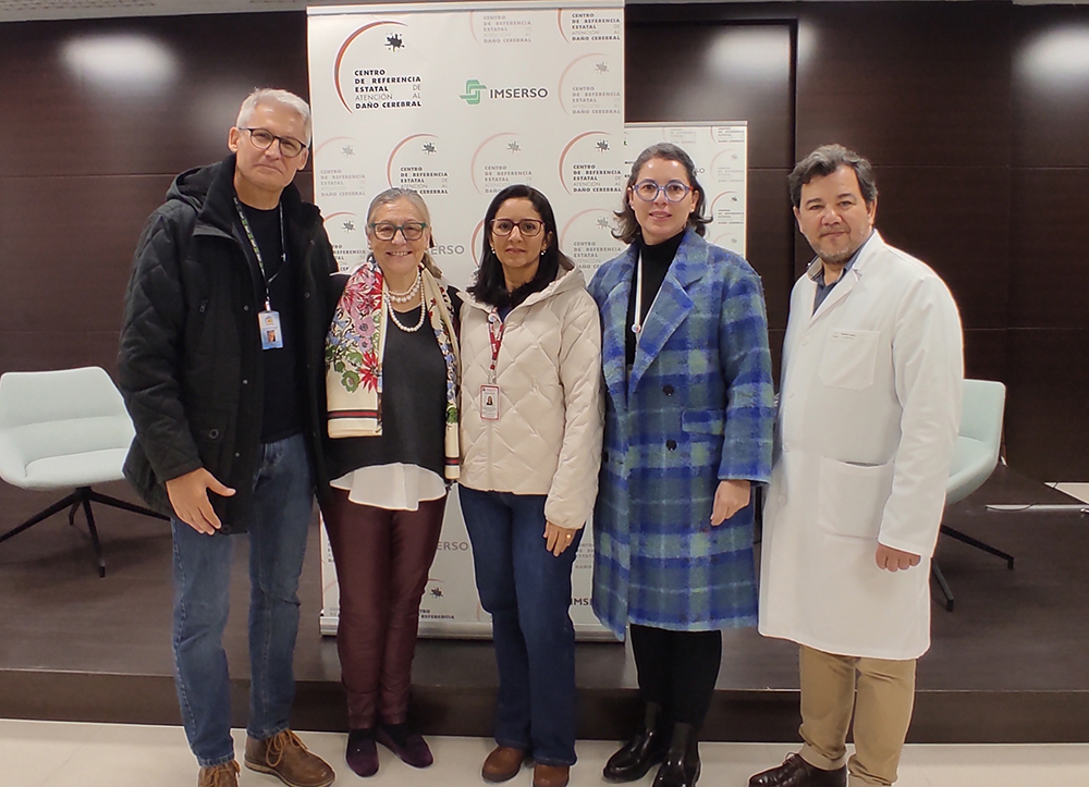 Eugenio Merino, Inmaculada Gómez Pastor (directora gerente del Ceadac), Ana Karina Pessoa, Giselle Schmidt y Roberto López (responsable área asistencial del Ceadac)
