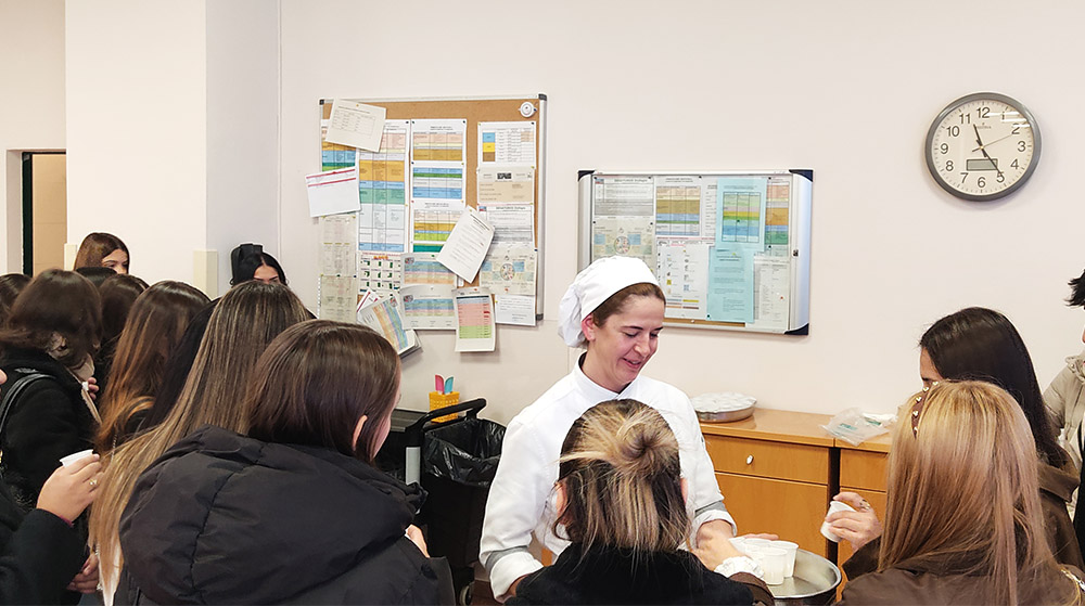 Alicia Diez Gil, cocinera segunda del Ceadac, mostrando a los estudiantes del centro Fuenllana ejemplos de texturas para personas con disfagia.