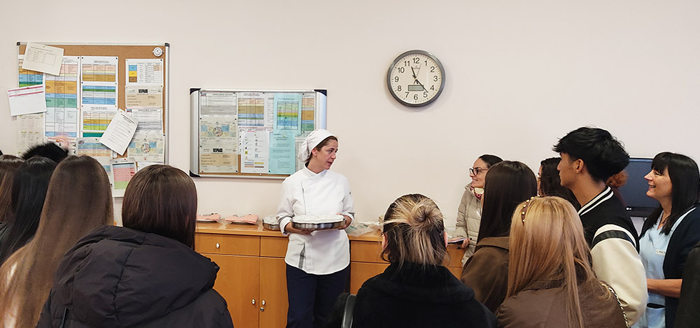 Alicia Diez Gil, cocinera segunda del Ceadac, mostrando a los estudiantes del centro Fuenllana ejemplos de texturas para personas con disfagia.