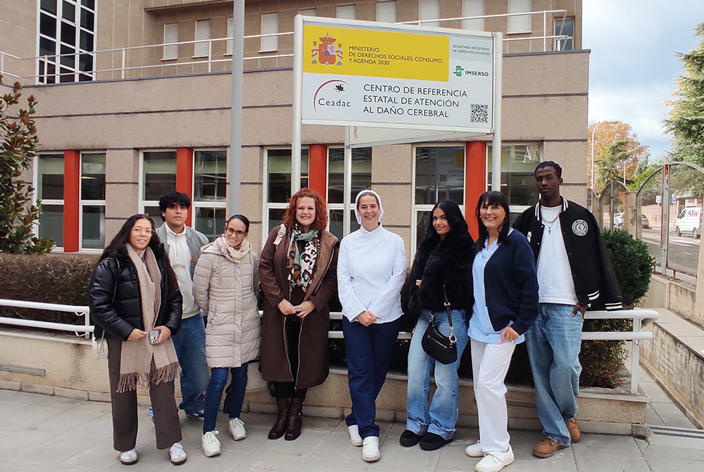 Estudiantes del centro Fuenllana durante su visita junto a María Travieso (TCAE del Ceadac) y Alicia Diez Gil (Cocinera segunda del Ceadac).