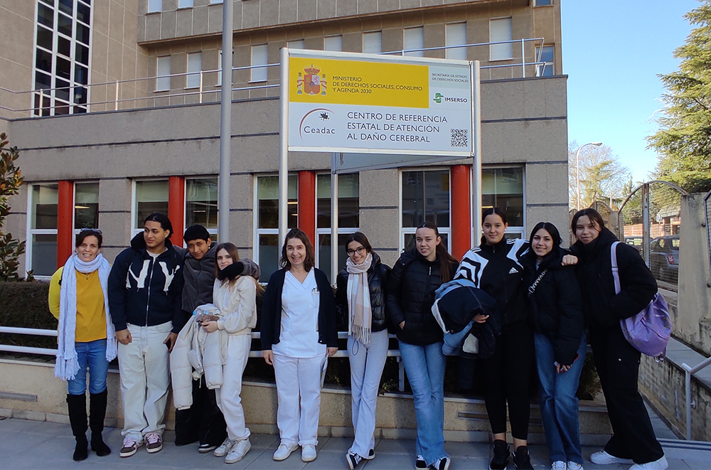 Estudiantes del centro Hease durante su visita. Junto a ellos Silvia Martínez, TCAE del Ceadac.