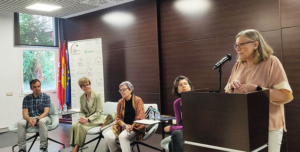 Inmaculada Gómez Pastor, directora gerente del Ceadac, inaugurando la jornada.