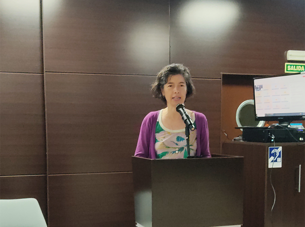 Amor Bize, neuropsicóloga del Ceadac, presentando a los ponentes de la primera mesa.