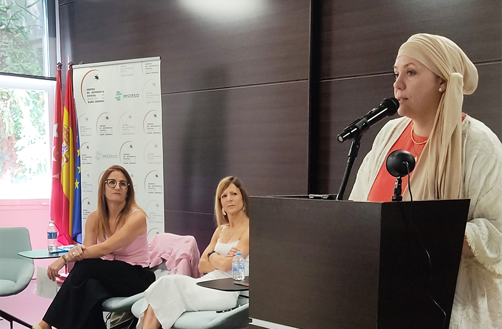 Débora Franco, trabajadora social del Ceadac, presentando a las ponentes de la segunda mesa.