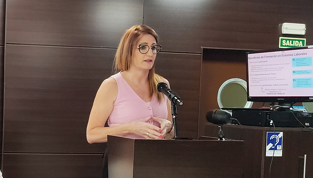  Beatriz Fernández Milla, trabajadora social de la Asociación Daño Cerebral Alicante, durante su ponencia.