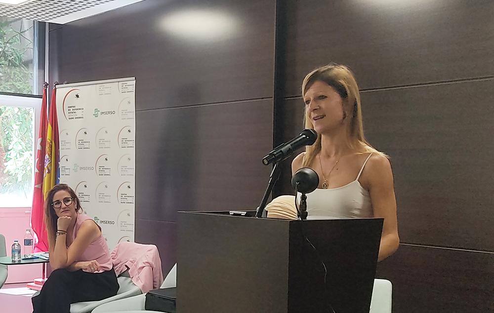 Noelia Parente Vieite, responsable del Servicio de Orientación Laboral de la Asociación de Dano Cerebral Santiago de Compostela, durante su ponencia.