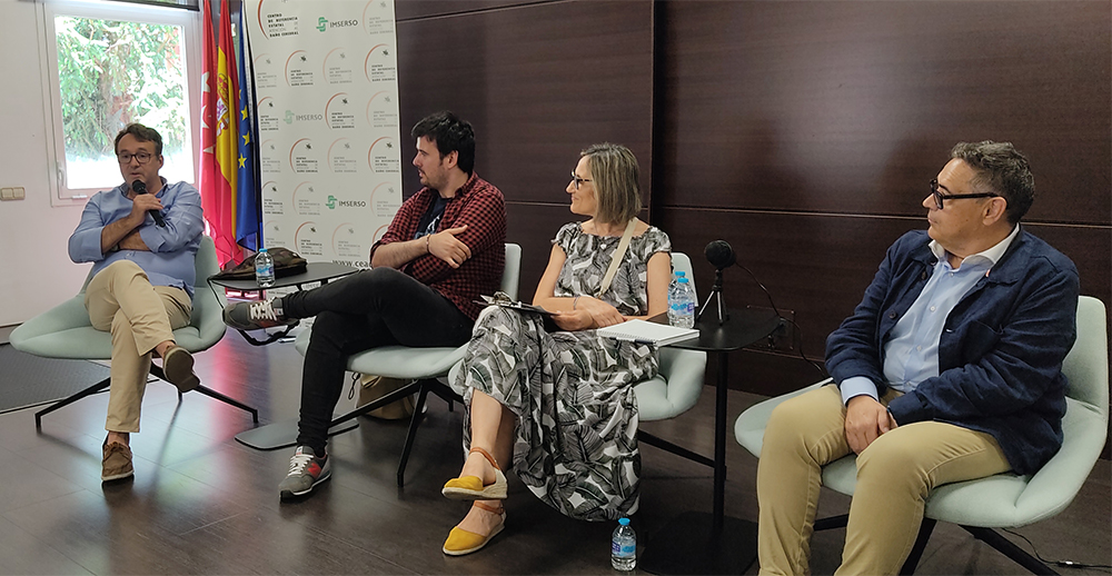 Mesa de testimonios con personas exusuarias del Ceadac moderada por Cristina Manteca, trabajadora social del Ceadac. De izquierda a derecha Jean Marie Raymond, Juan Antonio Fernández, Cristina Manteca y Alberto Oter.