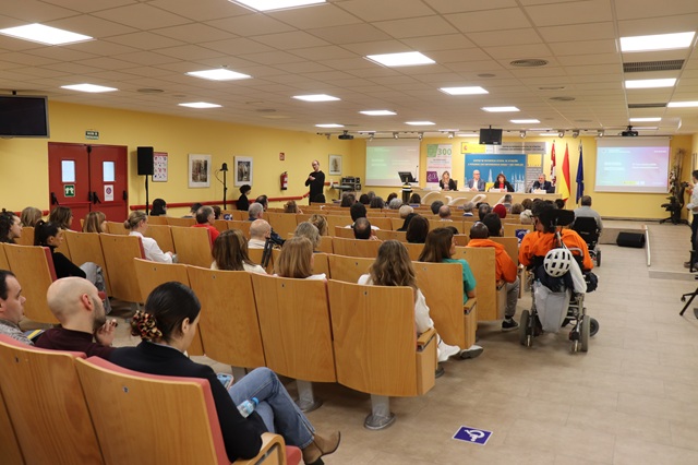 Asistentes a la XIII Jornada Nacional del Día Mundial de las Enfermedades Raras en el salón de actos del Creer.