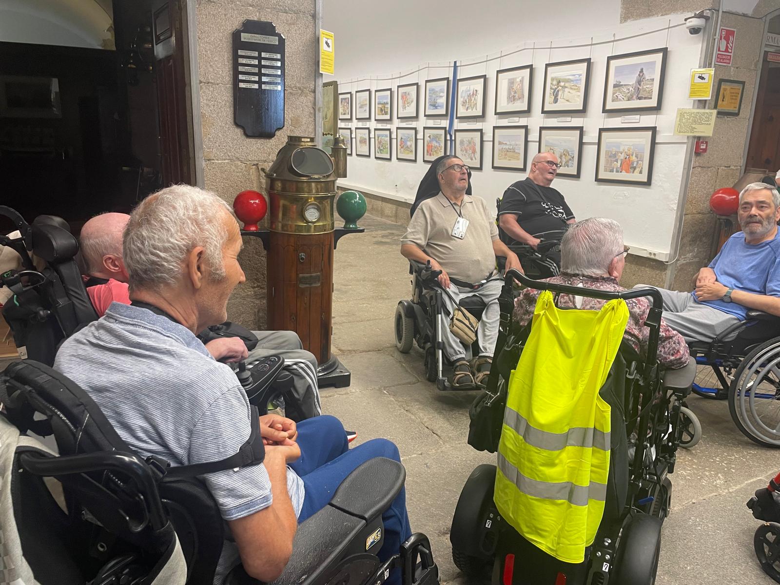 Personas residentes del CAMF de Ferrol durante su visita al Museo Naval de la ciudad.