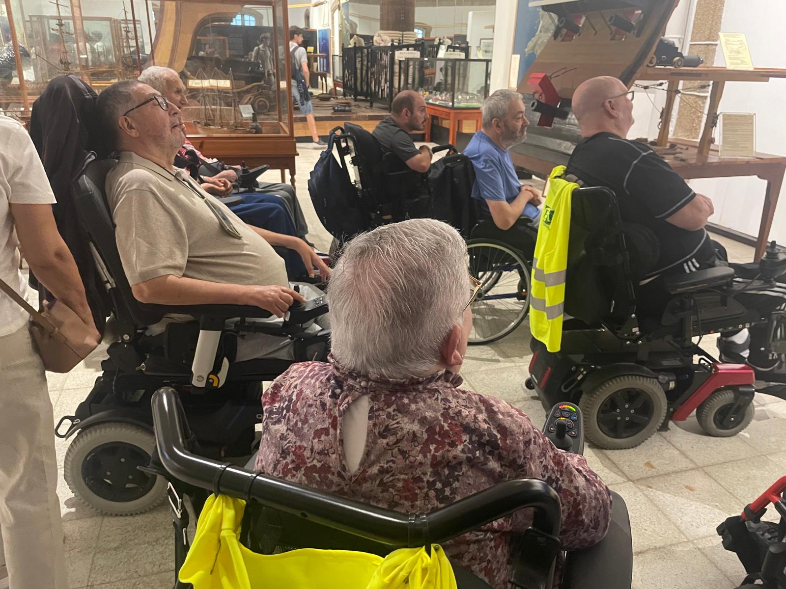 Personas residentes del CAMF de Ferrol durante su visita al Museo Naval de la ciudad.