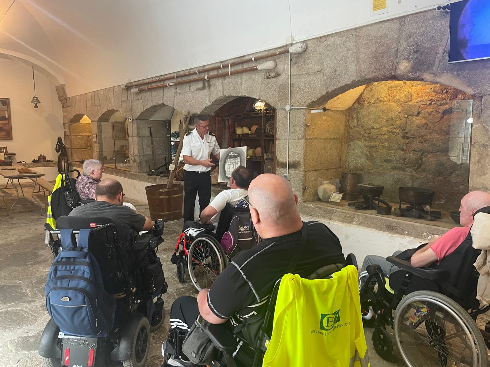 Personas residentes del CAMF de Ferrol durante su visita al Museo Naval de la ciudad.