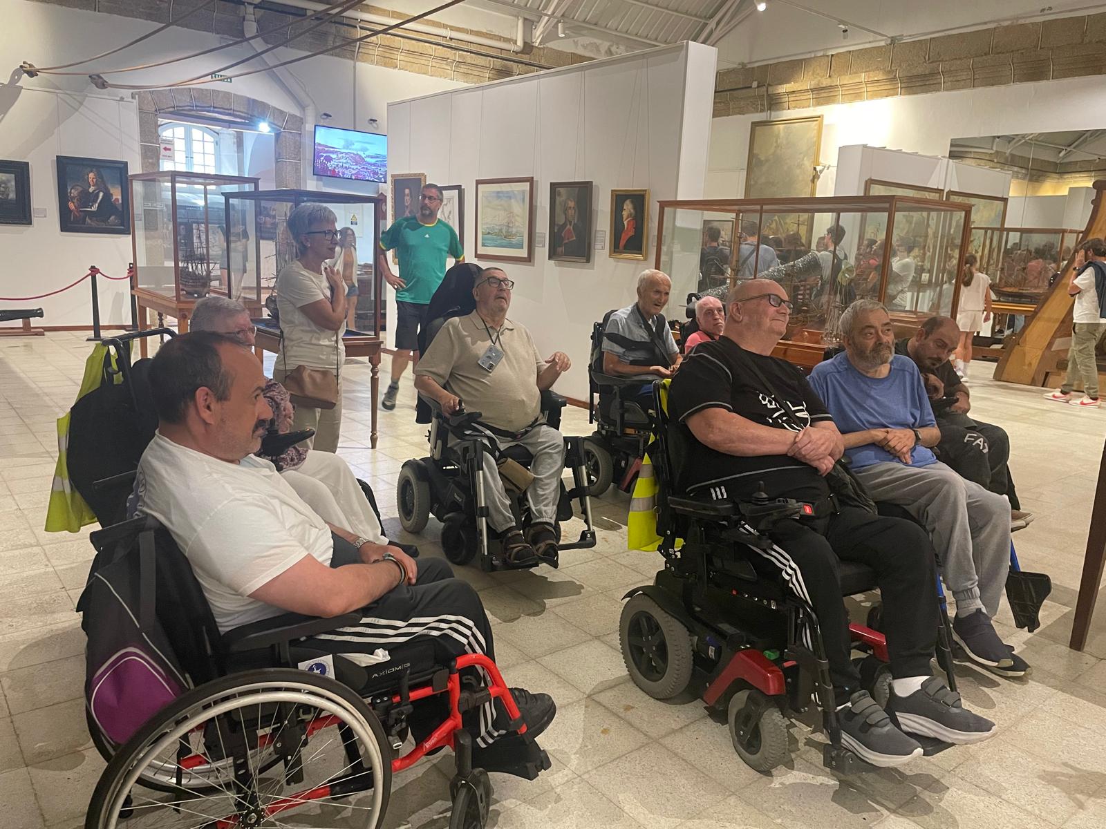 Personas residentes del CAMF de Ferrol durante su visita al Museo Naval de la ciudad.